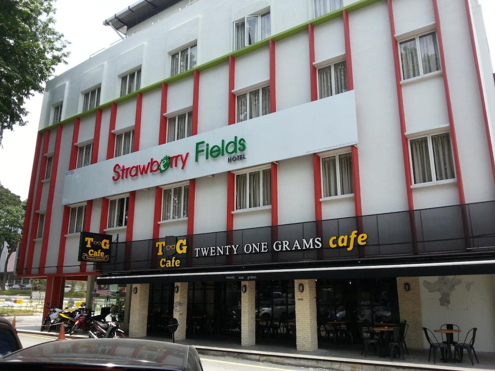 Hotel Strawberry Fields 5/48