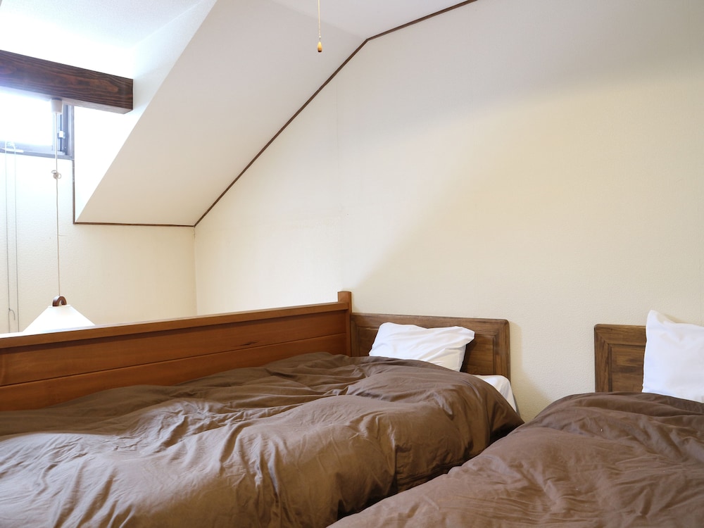 BASIC, 3 BEDS, SHARED BATHROOM