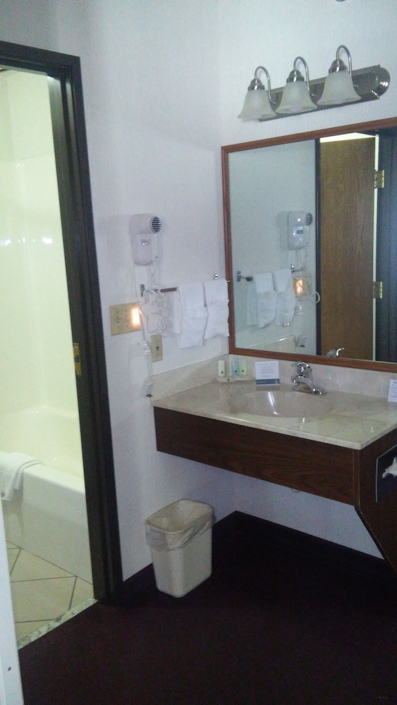 Everspring Inn Suites Hill City 4/61