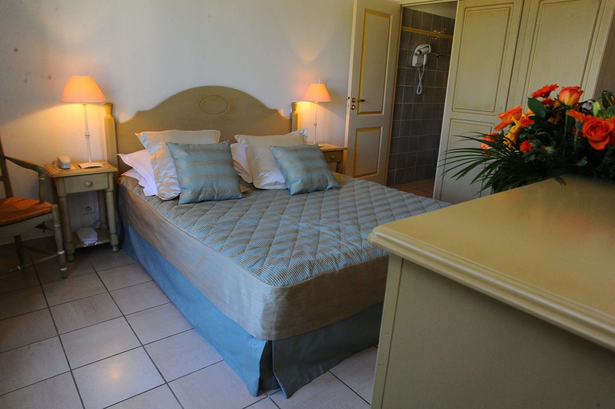 Superior, Queen Bed