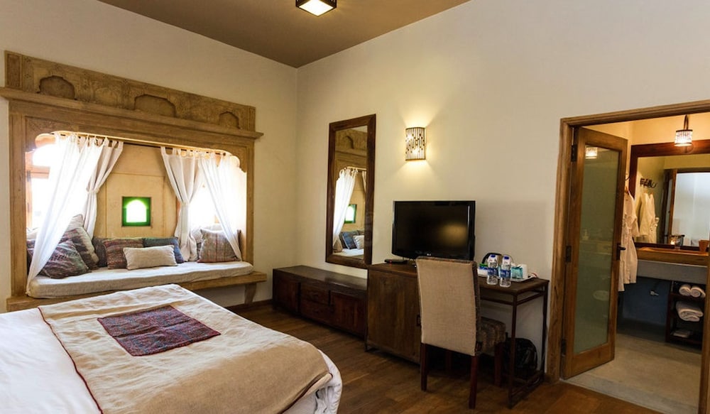 DELUXE, DOUBLE BED