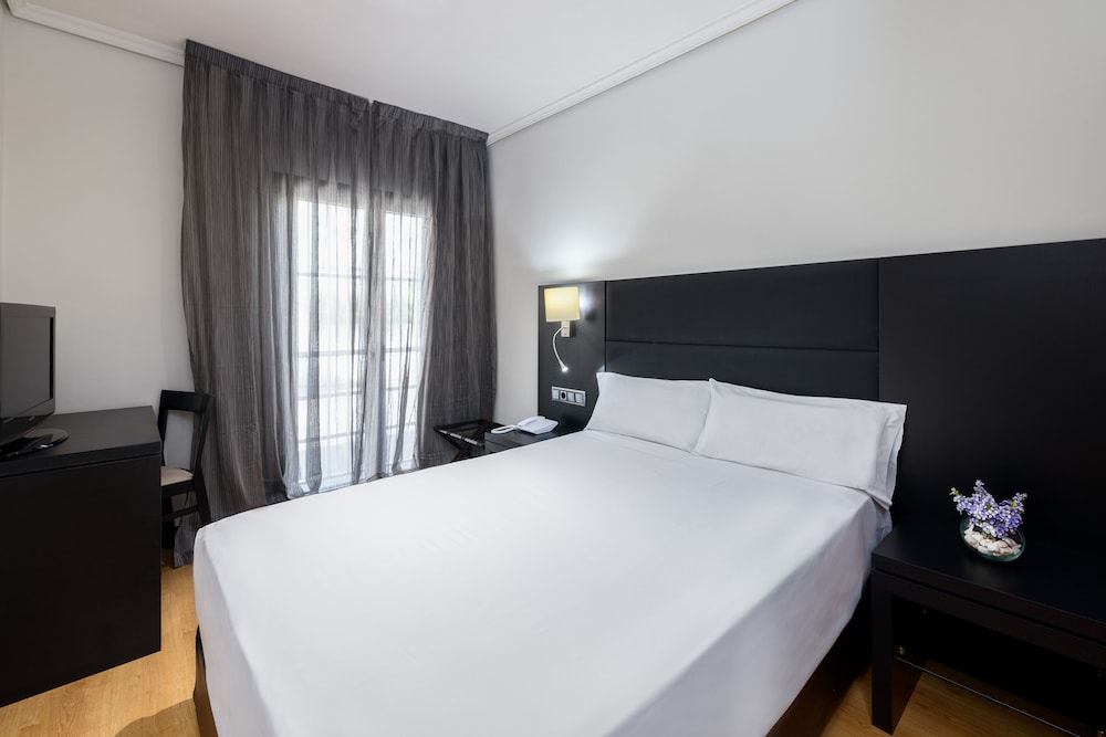 ROOM, SINGLE