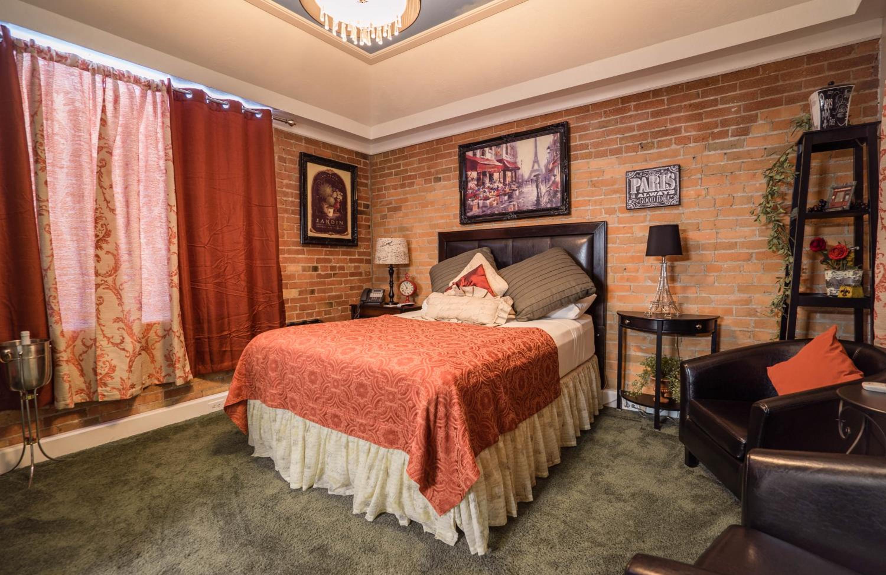 Connecting, French Bed