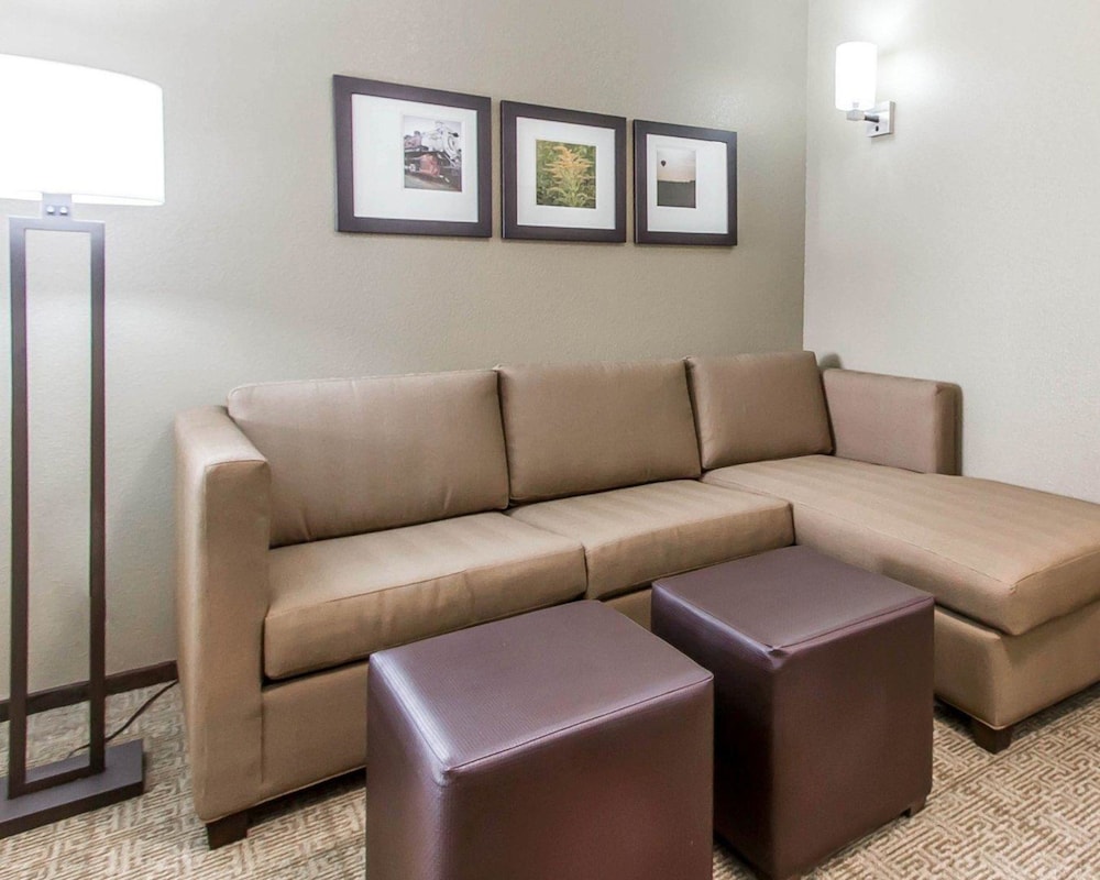 Comfort Suites West Omaha, NE 26/50