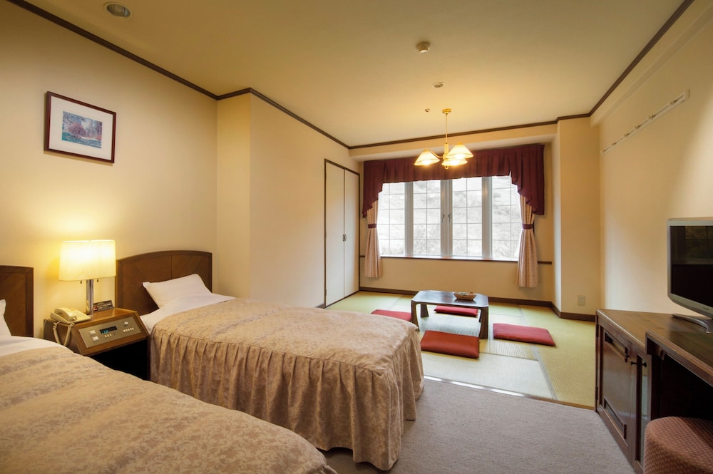 JAPANESE WESTERN, STANDARD, SLOPE VIEW