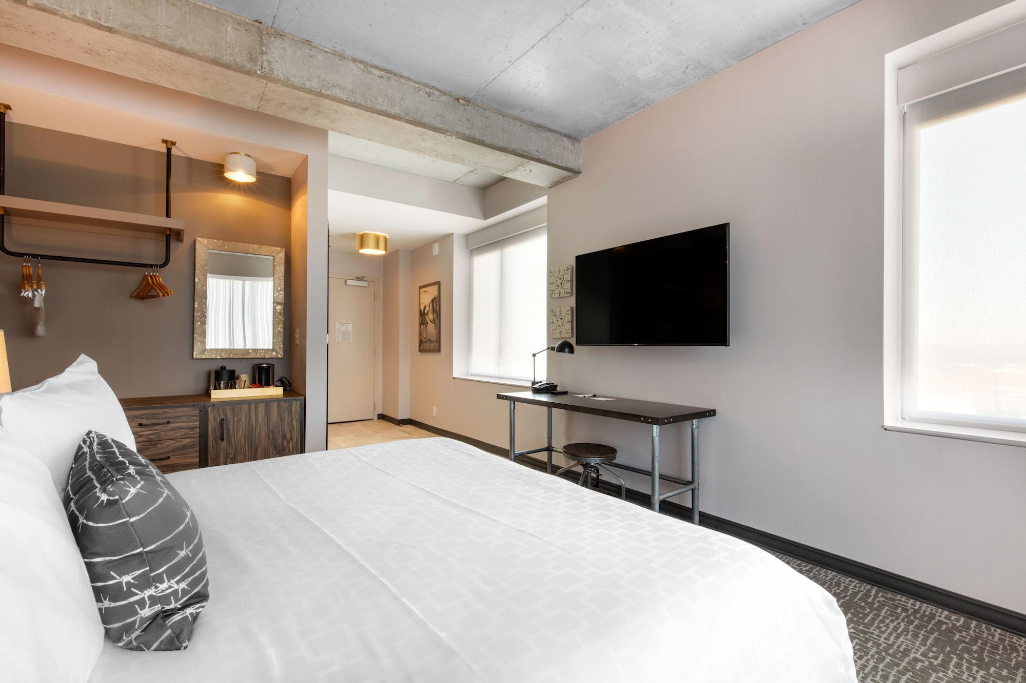 Deluxe, King Bed, Corner, Accessible
