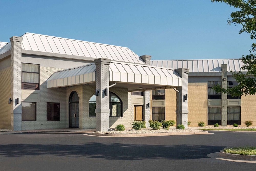 Days Inn and Suites by Wyndham Merrillville 1/28