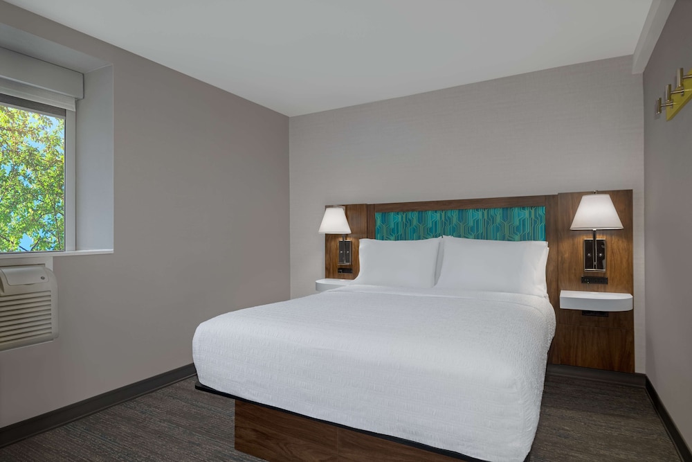 ROOM, QUEEN BED
