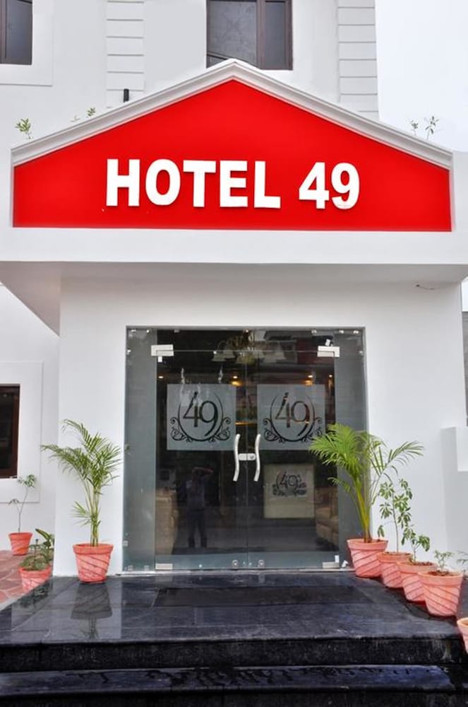 Hotel 49 3/36