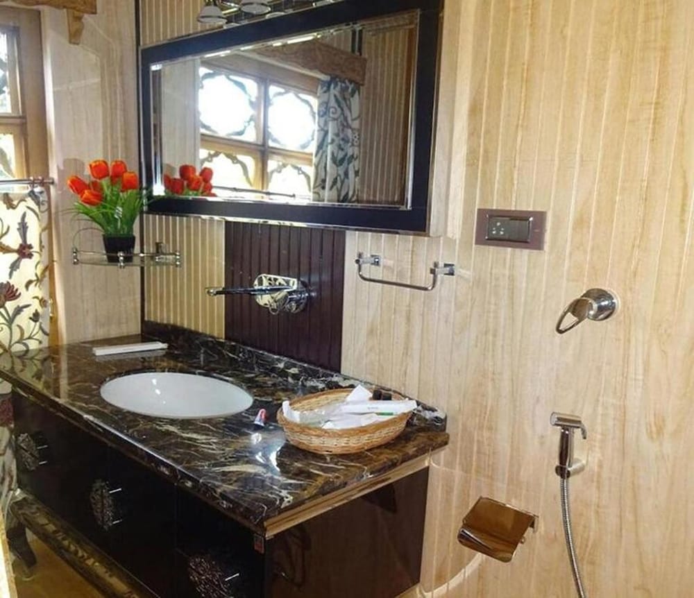 WelcomHeritage Gurkha Houseboats 34/35
