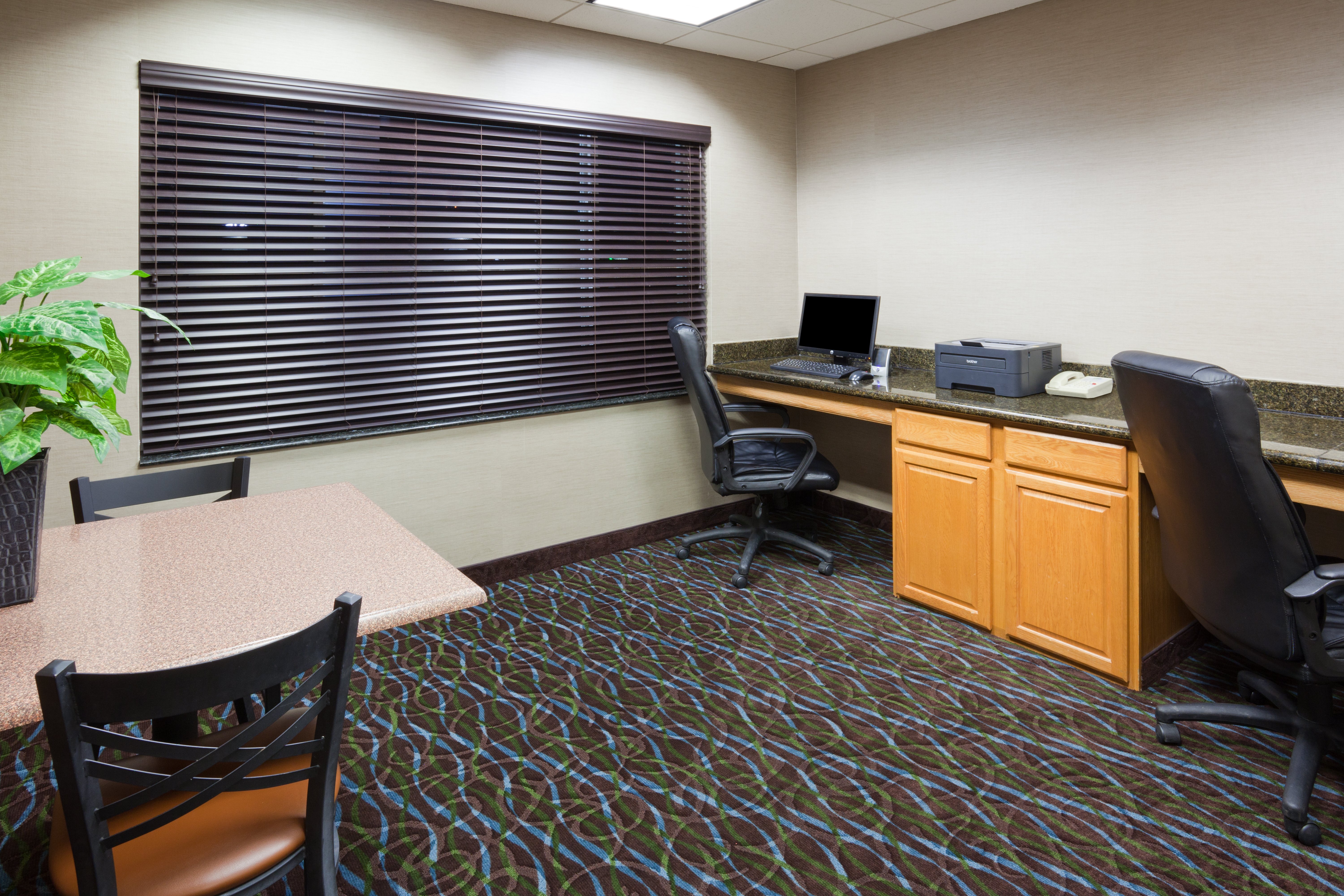 Holiday Inn Express Hotel Suites Aberdeen 57/61