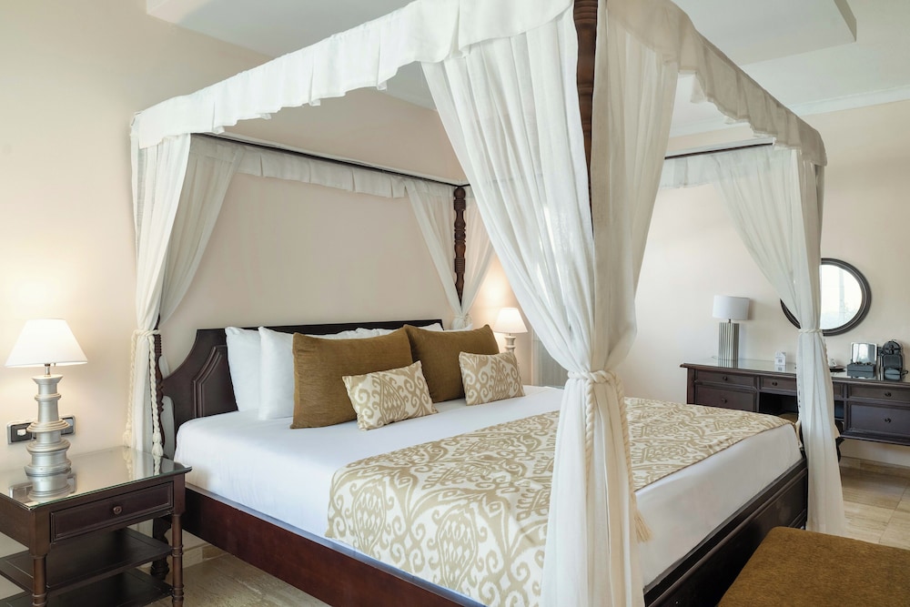 Swim Out, Master, Suite, King Bed, Sofa