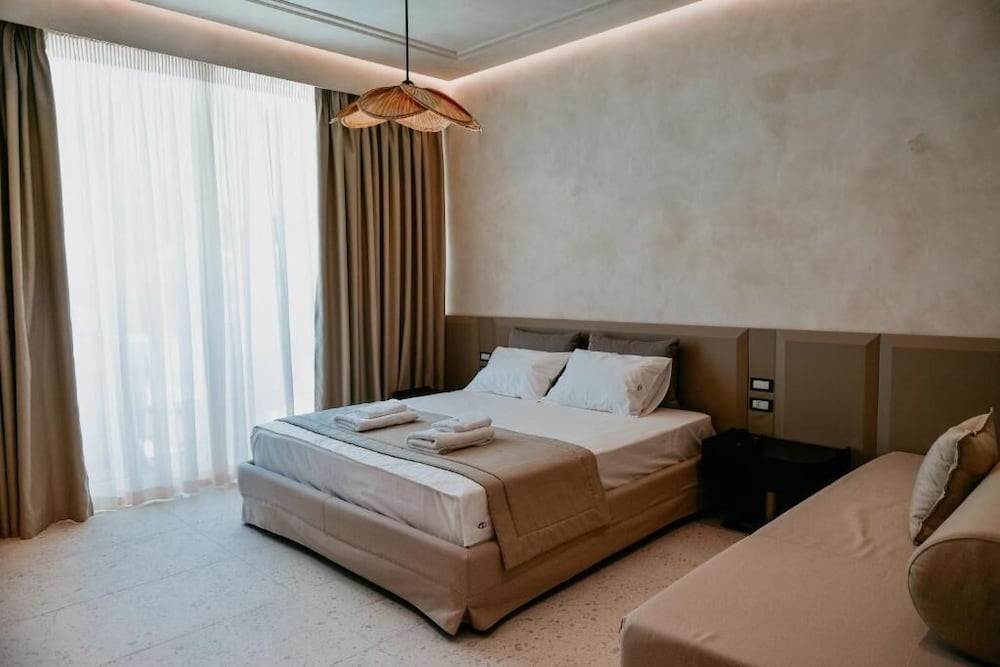DELUXE, SUITE, KING BED