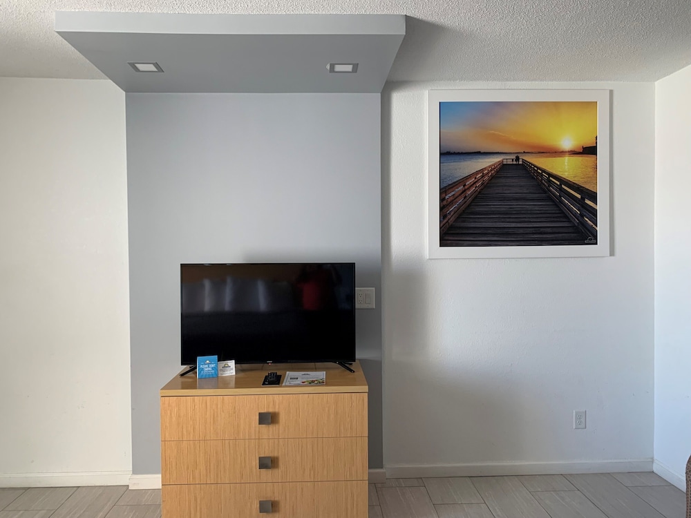 Arya Blu Inn and Suites (Ex Days Inn Ormond Beach Mainsail Oceanfront) 25/43