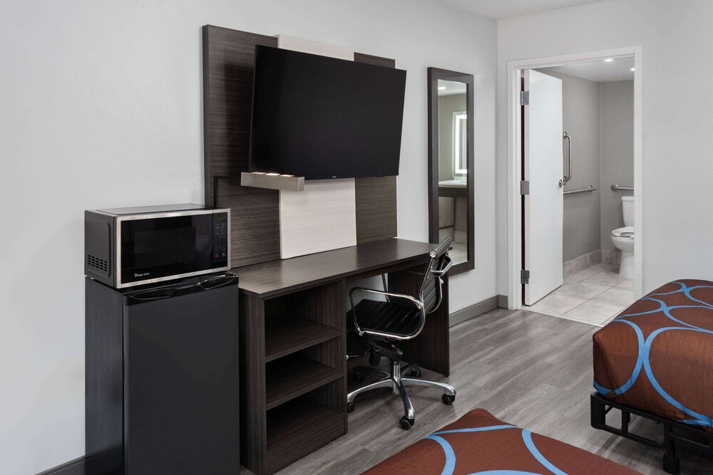 Super 8 by Wyndham Baltimore Northwest 23/40
