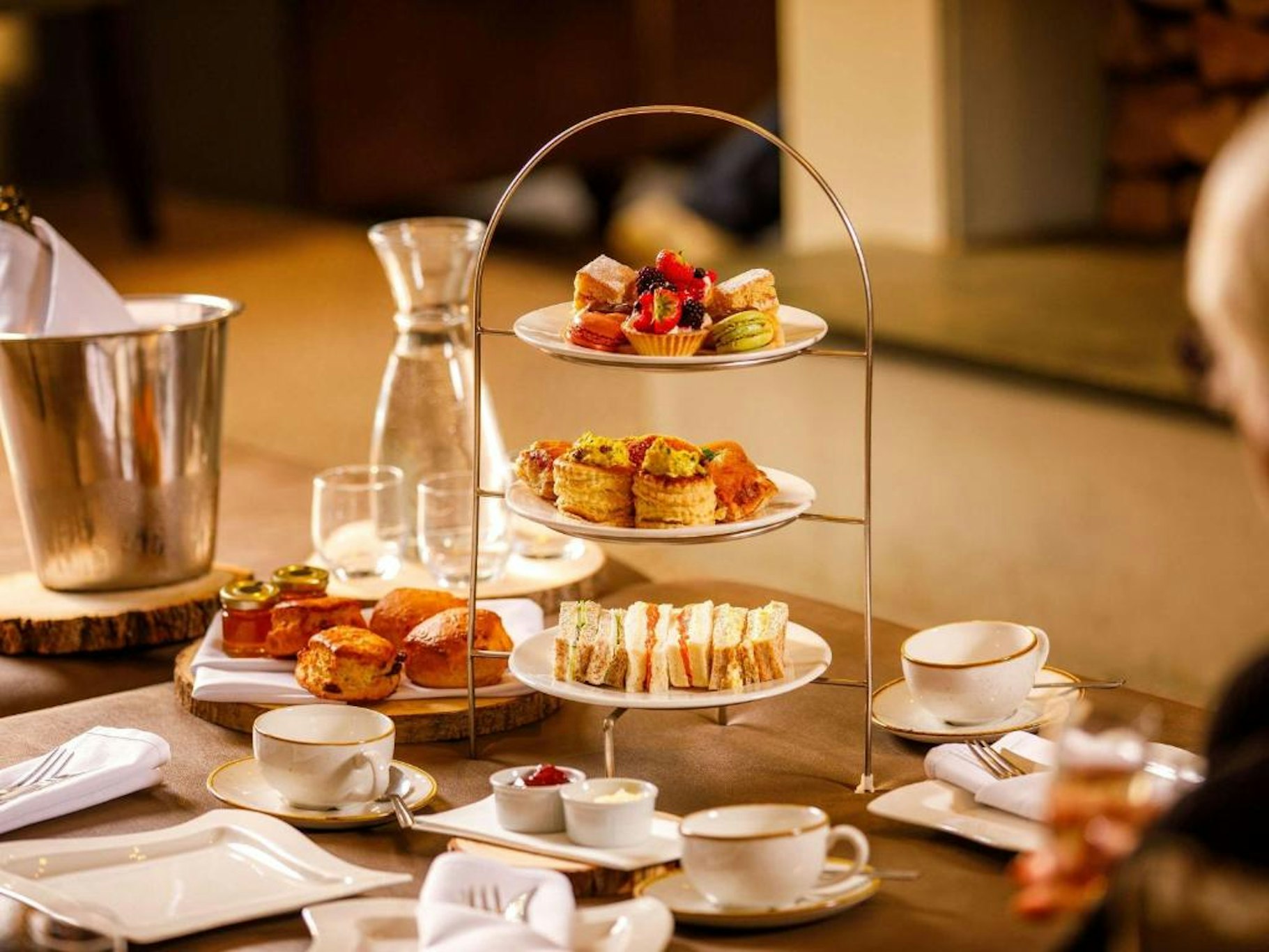 Sunday Box Hill Burford Bridge Hotel 28/57