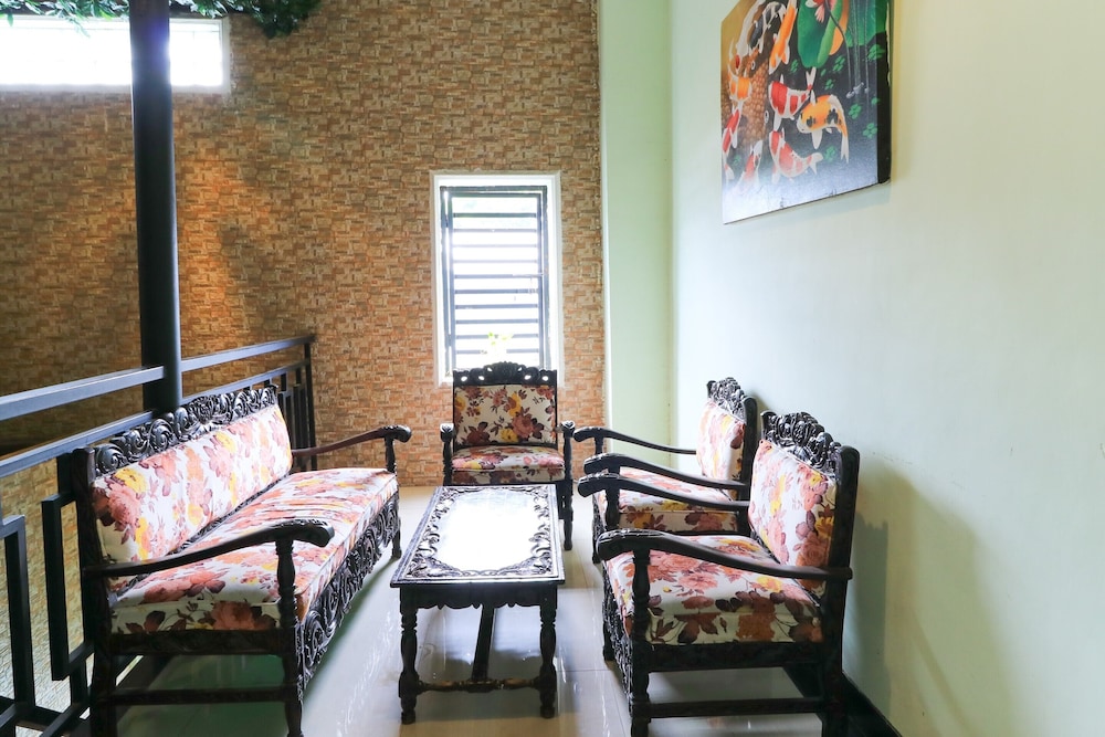 Labuana Homestay & Cafe Garden by ZUZU 13/26