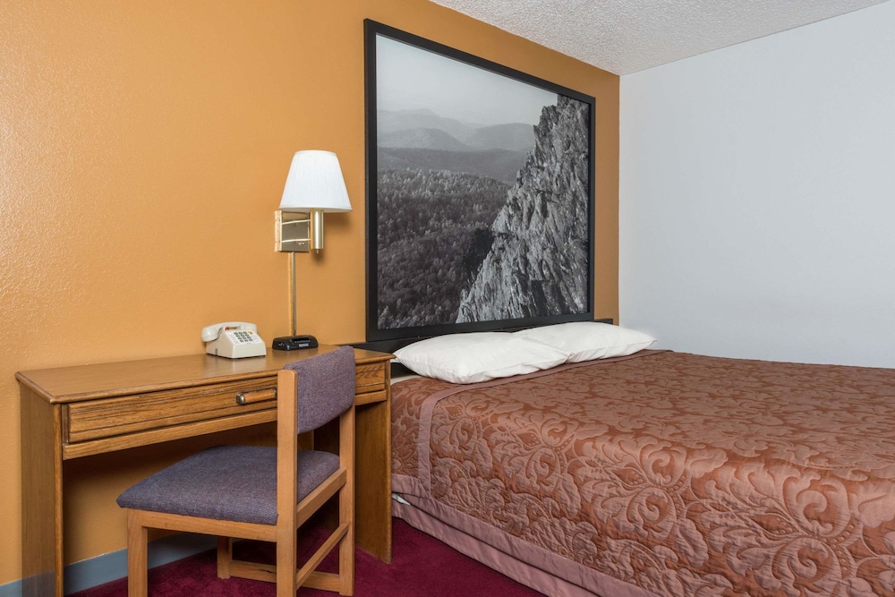 Super 8 by Wyndham Front Royal 7/24