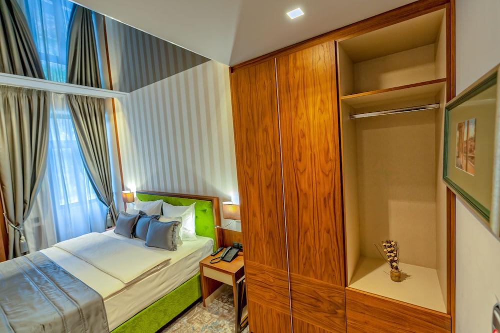 HERITAGE HOTEL KRONE 34/77