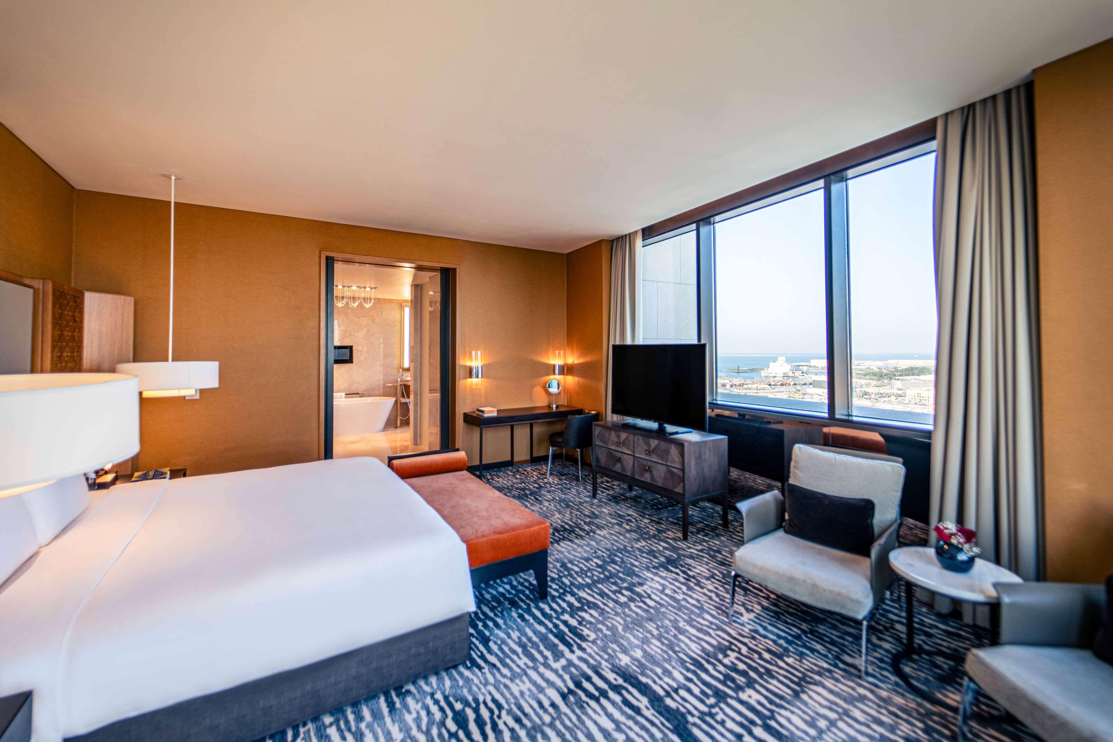 Diplomat, Suite