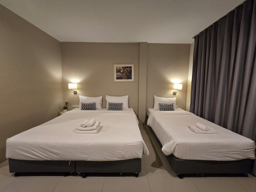 DELUXE, TRIPLE, BUILDING 1