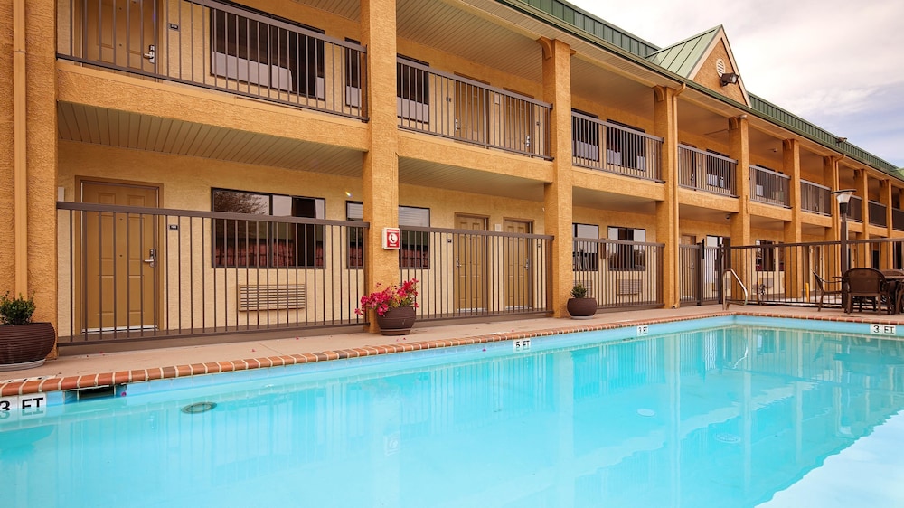 Best Western Cedar Inn 1/24