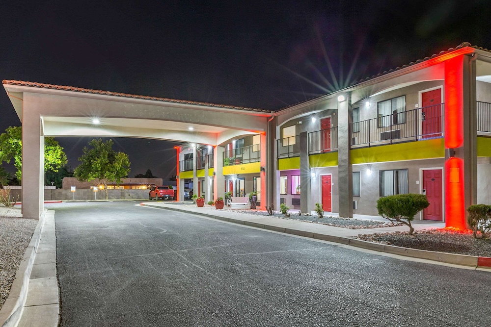 Econo Lodge West Coors Blvd 22/34