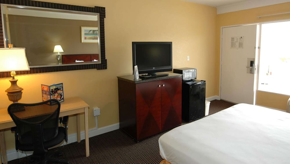Ambassadors Inn & Suites 5/9