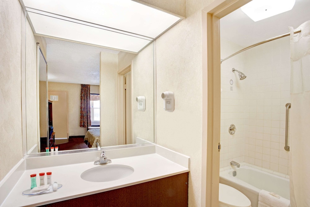 Ramada By Wyndham West Memphis 7/25