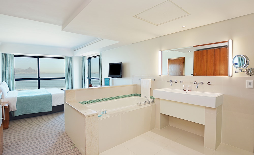 Blaauwberg Beach Hotel 10/100