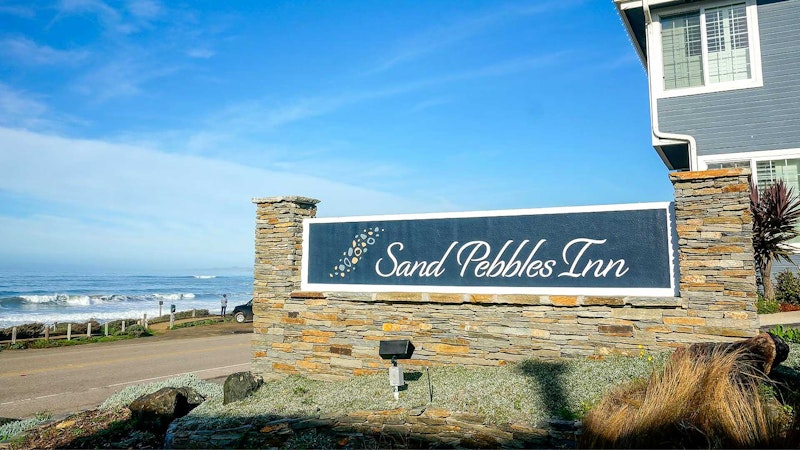 Sand Pebbles Inn 33/34