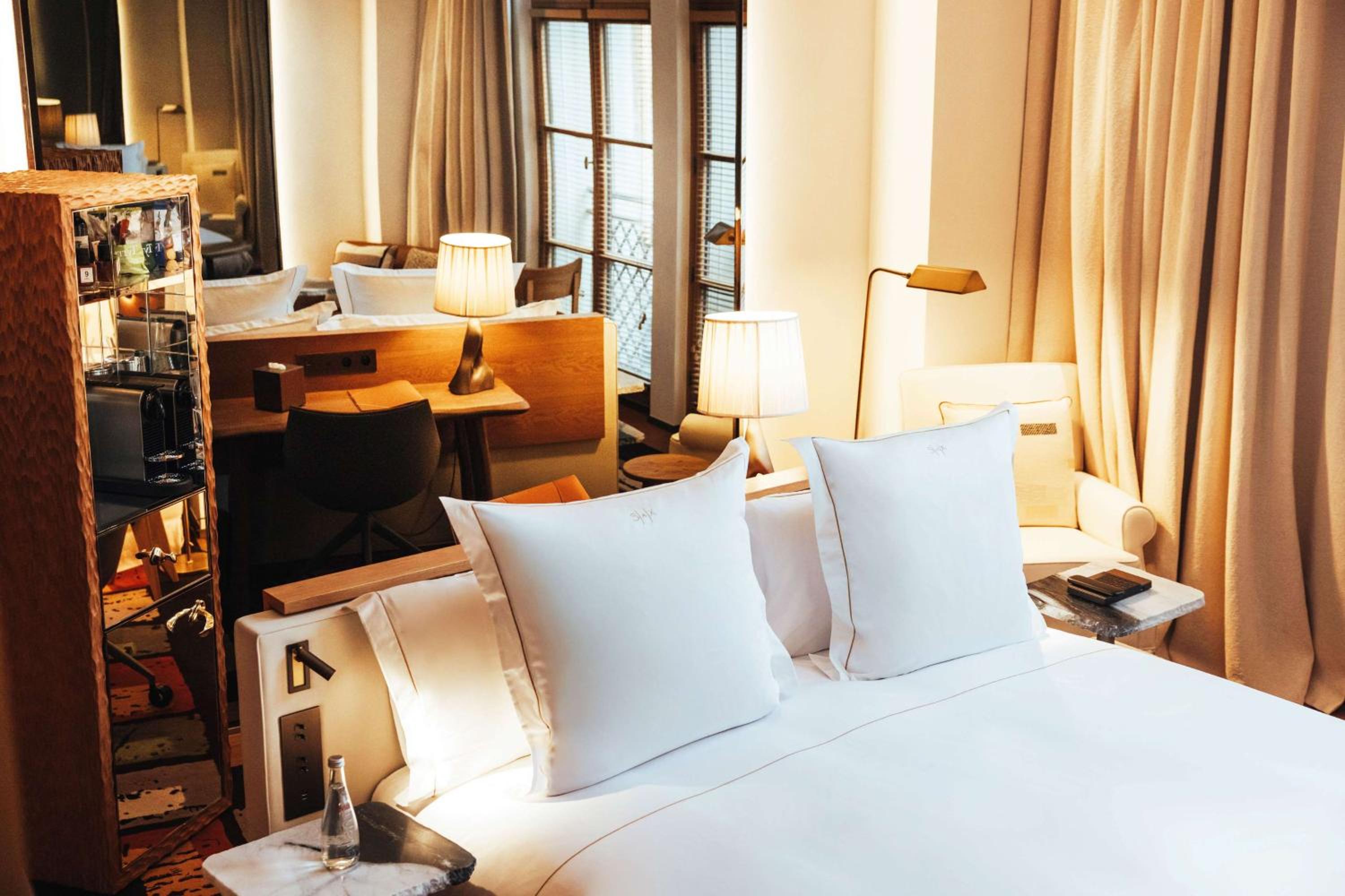 JUNIOR SUITE, DELUXE, KING BED