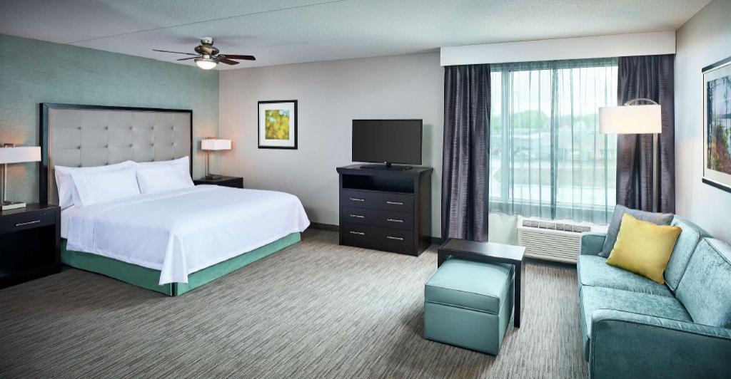 Studio, King Bed, Lake View, Sofa, Accessible