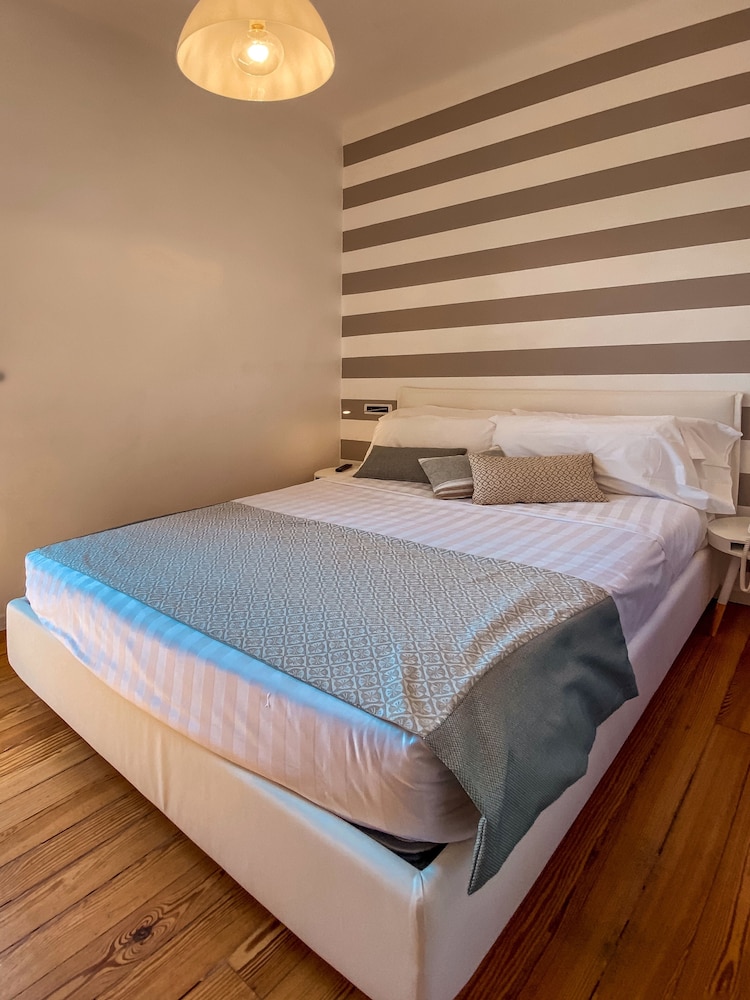ROOM, SINGLE, DOUBLE BED
