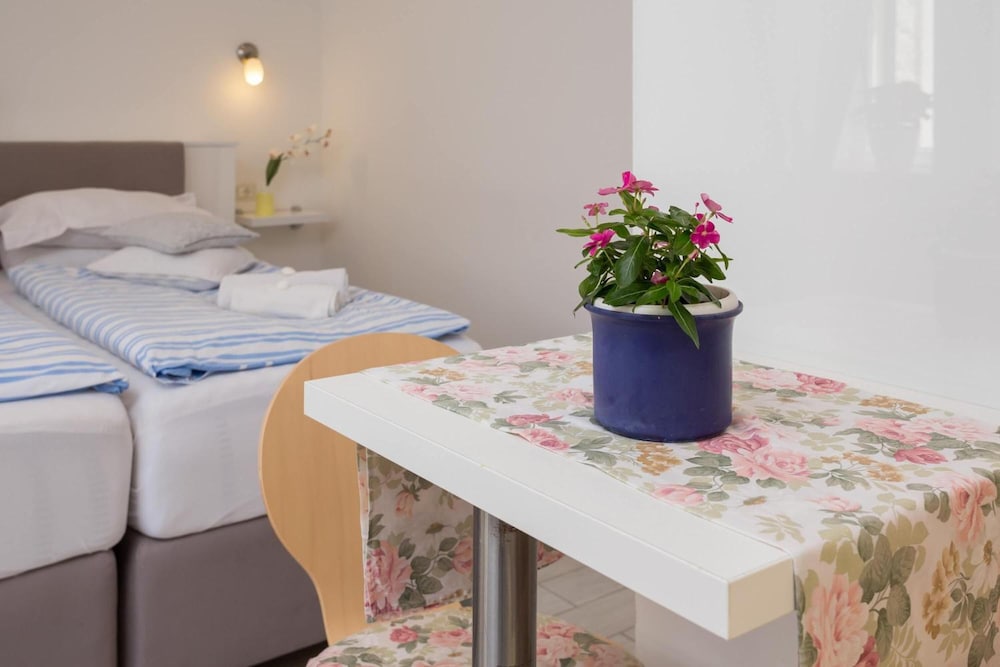 Split Center Suites 51/66