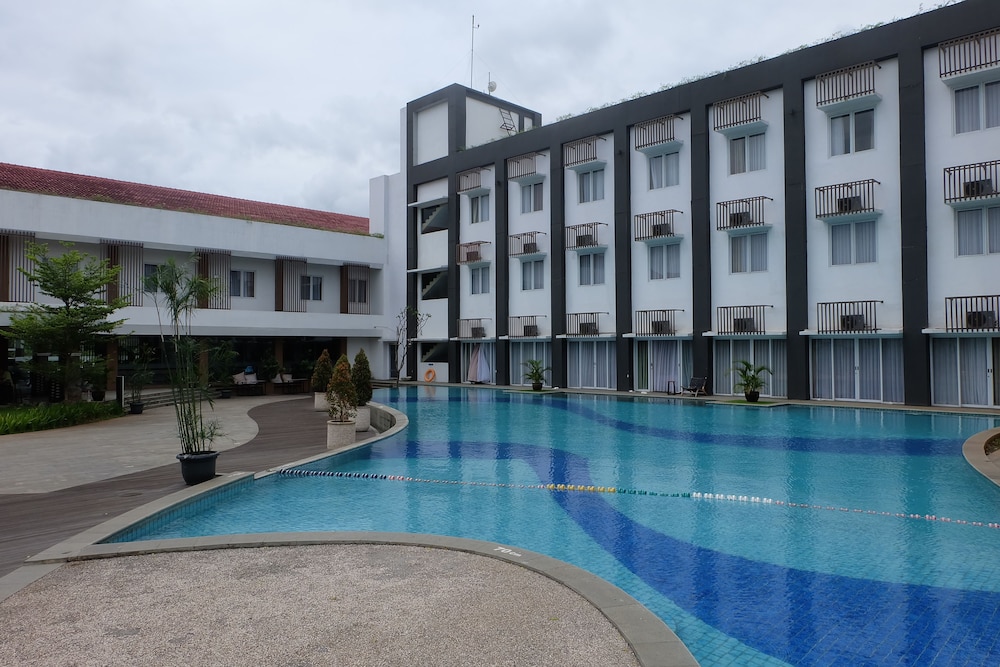 Front One Akshaya Hotel Karawang 5/61