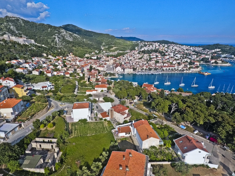 Violeta Hvar 61/72