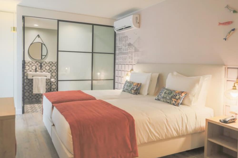 CITY, TWIN BEDS