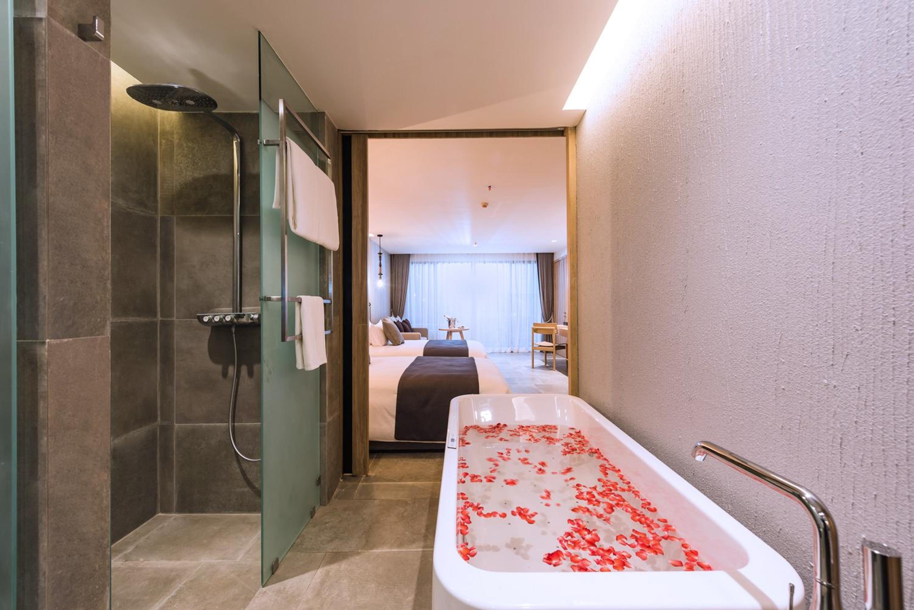 Deluxe, Twin Beds, Pool Side 2/6