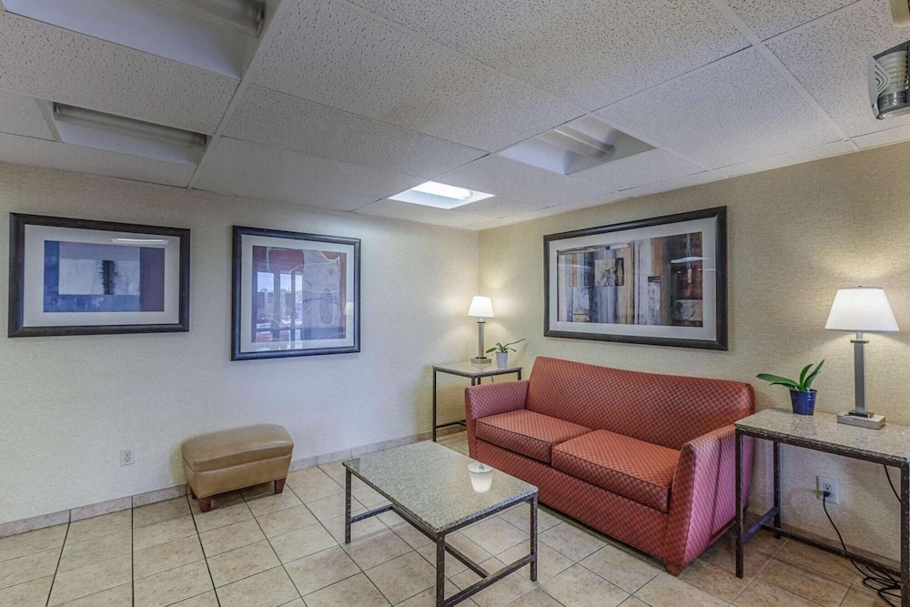 Motel6 Oak Creek, WI 46/53