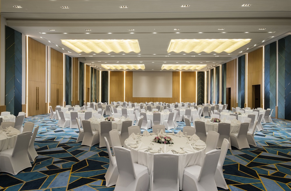 Maani Muscat Hotel & Suites 57/59