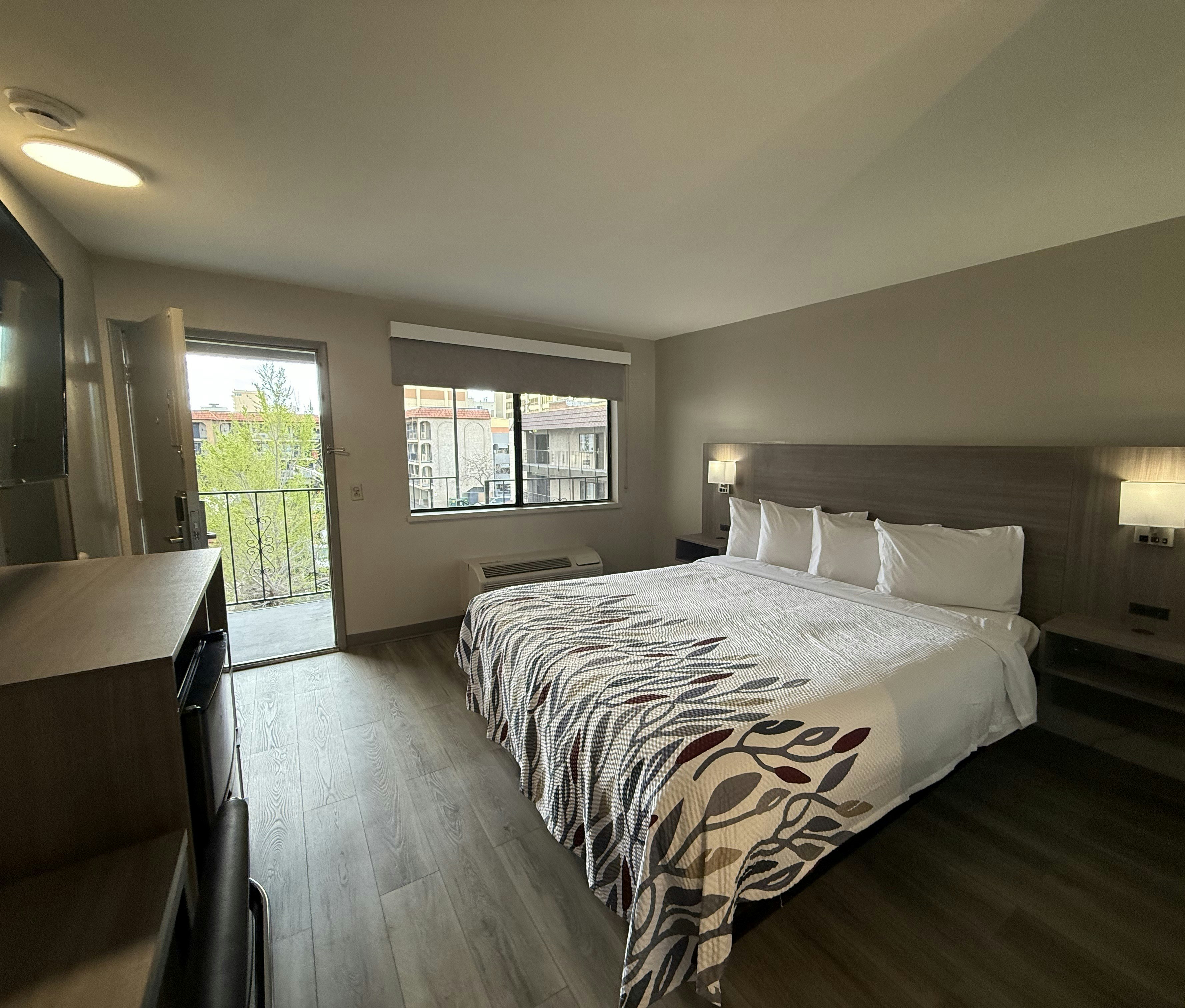 DELUXE, KING BED