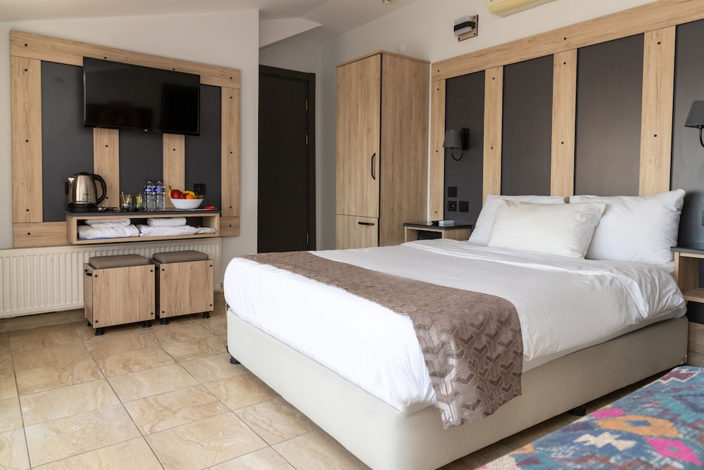 Galley Hotel 15/50