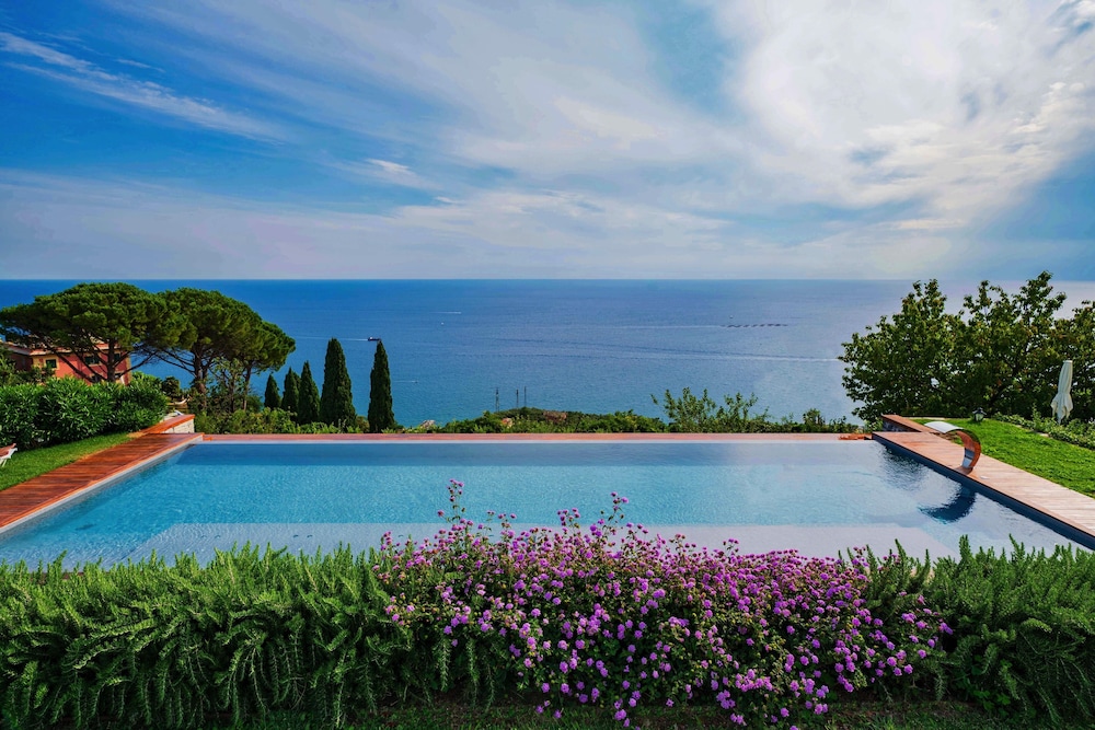 Villa Riviera Suites 37/50