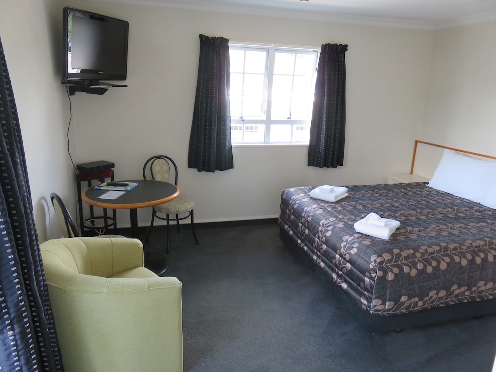Admirals Motor Lodge 13/71