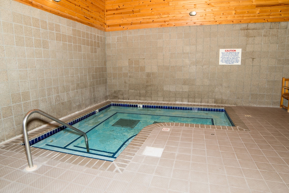 HomeTown Inn and Suites Belle Plaine 35/65