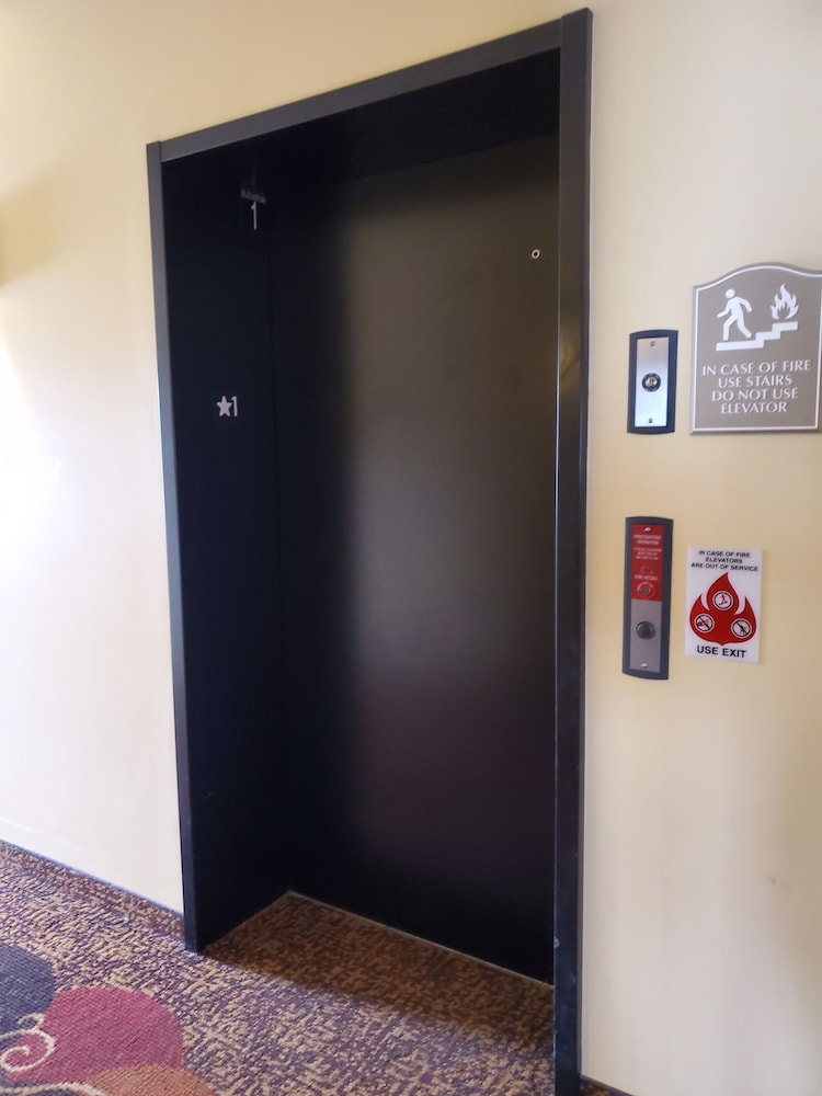 Edgewood Hotel and Suites 10/27