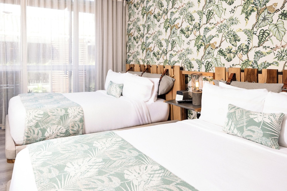 DELUXE, 2 DOUBLE BEDS