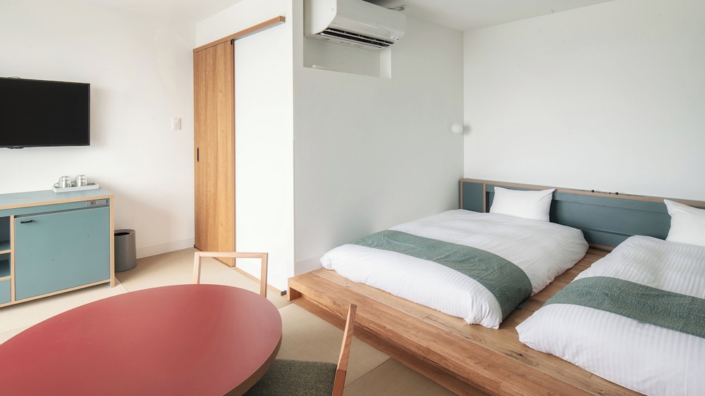 Deluxe, Twin Beds, 2 Futon Beds