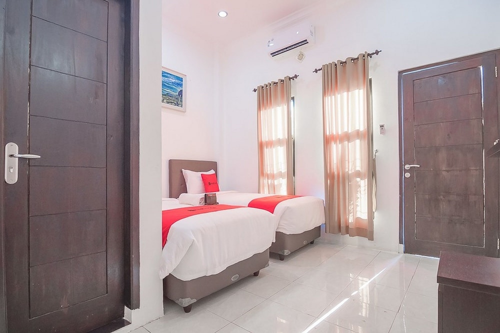 RedDoorz near Jatinangor Town Square 14/29